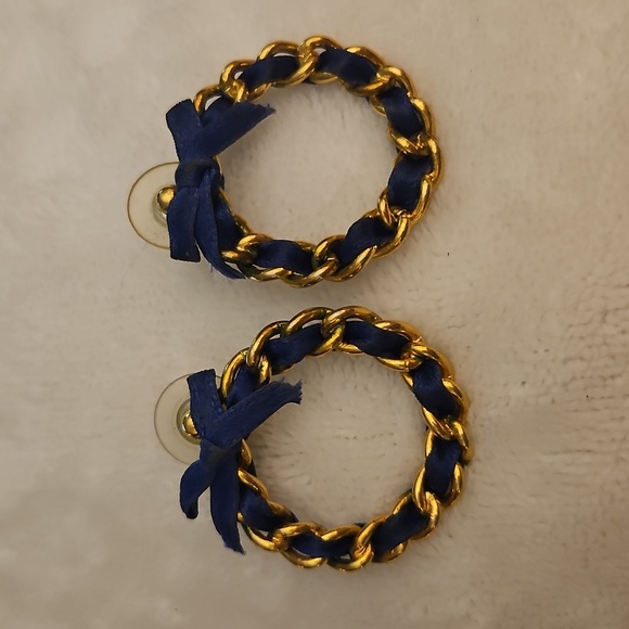 Vtg AVON 1988 Ribbon Weave Chain Wreath Hoop Post Earrings - Picture 2 of 6